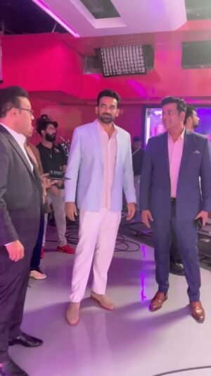 Ravi Kishan Instagram - देख रहा है भोजपुरिया जहान
फिर से शुरू है आईपीएल का घमासान 

#iplonjiocinema #ravikishan 
#IPL_BhojpuriaBhaukaal2.0 #bhojpuriabhaukaal2.0 #rcbvscsk #viratKohli #dhoni #ipl2024