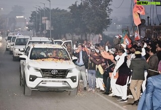Ravi Kishan Instagram - पीढ़ियों के संकल्प की सिद्धि, श्री अयोध्या धाम में प्रभु श्री रामलला के नवीन विग्रह की प्राण-प्रतिष्ठा के पश्चात मुख्यमंत्री श्री @myogi_adityanath जी महाराज के आज प्रथम गोरखपुर आगमन पर आमजन द्वारा पुष्प वर्षा कर उनका भव्य स्वागत एवं अभिनंदन किया गया।
