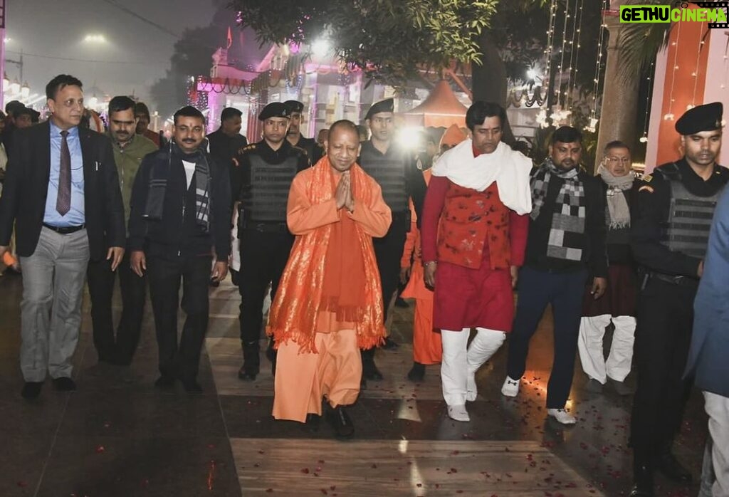 Ravi Kishan Instagram - पीढ़ियों के संकल्प की सिद्धि, श्री अयोध्या धाम में प्रभु श्री रामलला के नवीन विग्रह की प्राण-प्रतिष्ठा के पश्चात मुख्यमंत्री श्री @myogi_adityanath जी महाराज के आज प्रथम गोरखपुर आगमन पर आमजन द्वारा पुष्प वर्षा कर उनका भव्य स्वागत एवं अभिनंदन किया गया।