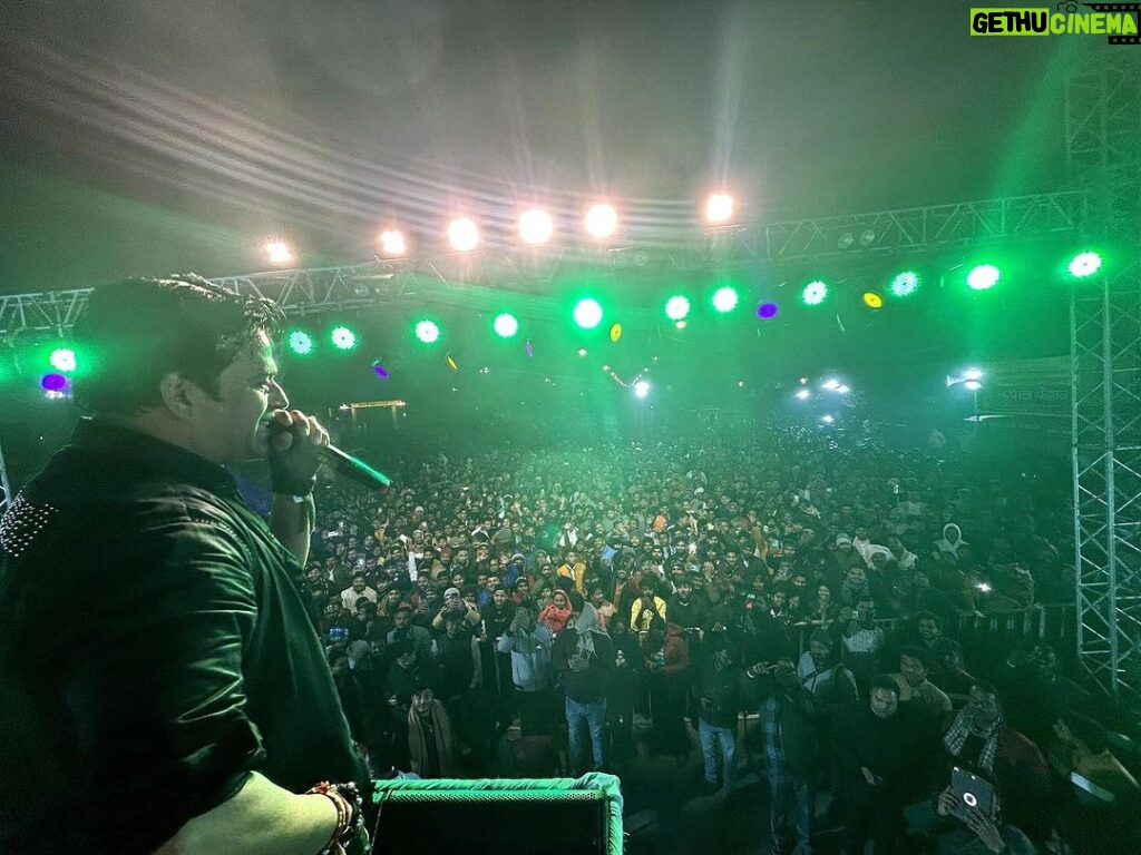 Ravi Kishan Instagram - आज नव वर्ष 2024 के शुभ अवसर पर नौका विहार पर आयोजित न्यू ईयर नाइट कार्यक्रम में, सांस्कृतिक कार्यक्रम व बॉलीवुड रॉक बैंड के साथ अपनी प्रस्तुति दी और आसमानी आतिशबाजी का गोरखपुर वासियों के साथ आनंद लिया । इस अवसर पर माननीय विधायक श्री Pradeep Shukla जी एवं महापौर डॉ मंगलेश श्रीवास्तव जी एवं लोकप्रिय अभीनेता श्री Sanjay Pandey जी उपस्थित रहे । आप सभी को नव वर्ष की हार्दिक बधाई एवं शुभकामनाएं #newyearnight #gorakhpur #ravikishan #happynewyear #welcome2024