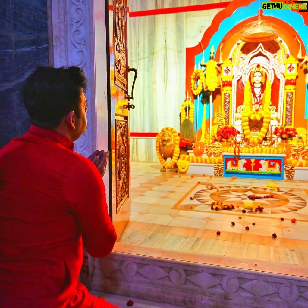 Ravi Kishan Instagram - आज भारतीय जनता पार्टी शीर्ष नेतृत्व द्वारा पुनः प्रत्याशी बनाए जाने के उपरांत गोरखनाथ मंदिर में महायोगी बाबा श्री गुरु गोरक्षनाथ जी का दर्शन कर बाबा का आशीर्वाद प्राप्त किया । हर हर महादेव 🙏 @tanishqa_rk #Gorakhpur #RaviKishan #AbkiBaar400Paar #phirekbaarmodisarkar