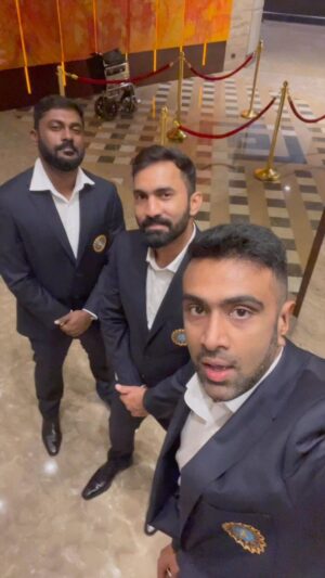 Ravichandran Ashwin Instagram - 💡 Lights ✅
📸 camera ✅
Action 🎞🎞😂😂
@dk00019 @hariprasadmohan