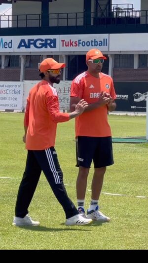 Ravichandran Ashwin Instagram - Ravi(Indiran) & Ravi(Chandran) 😂😂☺️ 

Picked this out from the captions suggested in yesterday’s post.

Once again caption suggestions are welcome