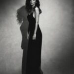 Ravshana Kurkova Instagram - В то дождливое лето, в то большое дождливое лето деревянных мечей, самодельного пистолета, подорожника, яблок, крапивы, полыни, грибов, скрипа старых телег, осторожного стука подков, котлованов, разбитых коленок, костров, камыша, под раскатами терпкого гулкого крепкого грома, босиком на горячем асфальте, застыв, не дыша, приготовивший лист лопуха, что растет возле дома, кто-то ждал, что вот-вот и уже, и почти что сейчас, как крыжовник во рту, как петарда, как слезы из глаз он начнется. И он начинался. И он не кончался, и дрожала сирень, и желтеющий тополь качался, и свежо, и вокруг никого, будто улица спит. Только дождь и лопух, под которым ребенок стоит, да обед остывает, и пальцем грозятся в окно — значит, нужно идти. Уж такая у детства примета. Только б вспомнить потом, как все было, когда-то давно, в то дождливое лето, в то большое дождливое лето. (🌿 ✍🏻 @levantowski 🌿) / 📸: @dguledani ,💃🏻: @elyavakasova , 💇🏻‍♀️💄: @yana_koptyakova