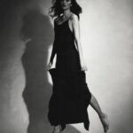 Ravshana Kurkova Instagram - В то дождливое лето, в то большое дождливое лето деревянных мечей, самодельного пистолета, подорожника, яблок, крапивы, полыни, грибов, скрипа старых телег, осторожного стука подков, котлованов, разбитых коленок, костров, камыша, под раскатами терпкого гулкого крепкого грома, босиком на горячем асфальте, застыв, не дыша, приготовивший лист лопуха, что растет возле дома, кто-то ждал, что вот-вот и уже, и почти что сейчас, как крыжовник во рту, как петарда, как слезы из глаз он начнется. И он начинался. И он не кончался, и дрожала сирень, и желтеющий тополь качался, и свежо, и вокруг никого, будто улица спит. Только дождь и лопух, под которым ребенок стоит, да обед остывает, и пальцем грозятся в окно — значит, нужно идти. Уж такая у детства примета. Только б вспомнить потом, как все было, когда-то давно, в то дождливое лето, в то большое дождливое лето. (🌿 ✍🏻 @levantowski 🌿) / 📸: @dguledani ,💃🏻: @elyavakasova , 💇🏻‍♀️💄: @yana_koptyakova