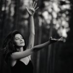 Ravshana Kurkova Instagram - Напишите мне о лучшей книге, прочитанной вами за последний год. Это может быть увлекательная художественная или любопытная научно-популярная литература, захватывающие мемуары, что-то классное и полезное для здоровья или для саморазвития. Планирую скоро набег на книжный магазин (мой любимый вид шоппинга 🤗), возьму на заметку ваши рекомендации. 💕 #книгадруг #делимся / 📷: @jullius.m