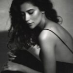 Ravshana Kurkova Instagram - В то дождливое лето, в то большое дождливое лето деревянных мечей, самодельного пистолета, подорожника, яблок, крапивы, полыни, грибов, скрипа старых телег, осторожного стука подков, котлованов, разбитых коленок, костров, камыша, под раскатами терпкого гулкого крепкого грома, босиком на горячем асфальте, застыв, не дыша, приготовивший лист лопуха, что растет возле дома, кто-то ждал, что вот-вот и уже, и почти что сейчас, как крыжовник во рту, как петарда, как слезы из глаз он начнется. И он начинался. И он не кончался, и дрожала сирень, и желтеющий тополь качался, и свежо, и вокруг никого, будто улица спит. Только дождь и лопух, под которым ребенок стоит, да обед остывает, и пальцем грозятся в окно — значит, нужно идти. Уж такая у детства примета. Только б вспомнить потом, как все было, когда-то давно, в то дождливое лето, в то большое дождливое лето. (🌿 ✍🏻 @levantowski 🌿) / 📸: @dguledani ,💃🏻: @elyavakasova , 💇🏻‍♀️💄: @yana_koptyakova