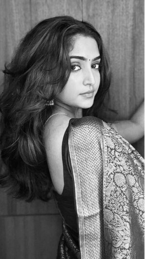 Reba Monica John Instagram - Nijamana kaadhal thaan

Nilaiyana paadal thaan

Athan osai yenalum ooyathu 🌸✨ 

It’s fascinating how music for me is therapy and liberates me from incomprehensible feelings, instantly 💕 what a creating by AR Rahman sir and what a rendition by @sanah_moidutty 😘

#reelsinstagram #baddayturnedgood #musicistheanswer #tamilsong #reelitfeelit #sareelove #malayali