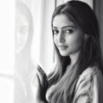 Reba Monica John Instagram - 🖤🤍 📸: @akash.manda Hair: @prakash_kasara #blackandwhite #portrait #loveforindianwear