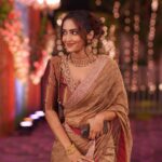 Reba Monica John Instagram - Spent a beautiful and memorable night at the Navratri celebrations hosted by the Kalyan Family ✨🌼 the humility and warmth they exude is inexplicable and I’m grateful to have been part of this wonderful family in the smallest way possible. Also, met some lovely people. The smiles say it all 🫶 Styled by @manogna_gollapudi Jewellery @kalyanjewellers_official HMU yours truly ( that’s why so messy ) #indianfestival #navratri #kalyanjewellers #sareelove #beautifulevening #indianwear