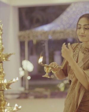 Reba Monica John Instagram - Spent a beautiful and memorable night at the Navratri celebrations hosted by the Kalyan Family ✨🌼 the humility and warmth they exude is inexplicable and I’m grateful to have been part of this wonderful family in the smallest way possible. 

Also, met some lovely people. The smiles say it all 🫶

 
Styled by @manogna_gollapudi 
Jewellery @kalyanjewellers_official
HMU yours truly ( that’s why so messy )

#indianfestival #navratri #kalyanjewellers #sareelove #beautifulevening #indianwear