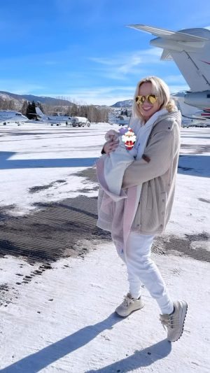 Rebel Wilson Instagram - Holiday time…let’s go! ❄️ R & R & R ❄️