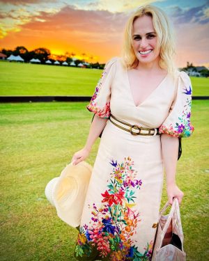 Rebel Wilson Instagram - I’ve been out in the fields all day…the polo fields! So amazing to be celebrating Polo Pride with these prize ponies to support @itgetsbetter 🐎@worldpolopride @eaupalmbeach @seminolecasinocococreek @wellingtonequestrianrealty @santaritapolo @casablancapolo 📸: @markhapka 👗: @zimmermann