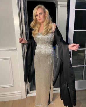 Rebel Wilson Instagram - Hands up - who enjoyed the Oscars? (Okay maybe hands down 🤷‍♀️) What a night! 🖤 wearing custom @moschino @jeremyscott styling: @elizabethstewart1 @styledbyjennyr hair: @robertvetica make-up: @mollyrstern 🖤⭐️🖤