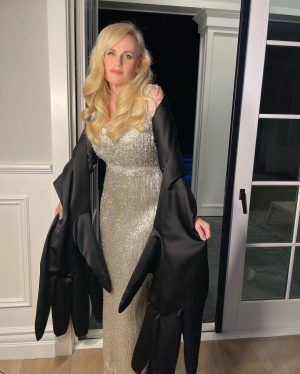 Rebel Wilson Instagram - Hands up - who enjoyed the Oscars? (Okay maybe hands down 🤷‍♀️) What a night! 🖤 wearing custom @moschino @jeremyscott styling: @elizabethstewart1 @styledbyjennyr hair: @robertvetica make-up: @mollyrstern 🖤⭐️🖤
