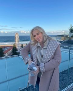 Rebel Wilson Instagram - Directing a movie is really hard, but it’s made easier when @airbnb hooks me up with this amazing penthouse on Bondi Beach, Sydney 🇦🇺 🏖️ Thanks @airbnb for this incredible pad - iconic views, a pool, great kitchen and bbq area, it’s like I’m on a working vacation - just love it! 🥰🐨🥰