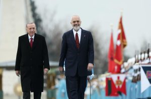 Recep Tayyip Erdoğan Instagram - Arnavutluk Başbakanı, değerli dostum Edi Rama ve heyetini Yüksek Düzeyli İşbirliği Konseyimizin ilk toplantısı vesilesiyle Ankara’da misafir etmekten büyük memnuniyet duydum.

Çok yönlü iş birliğimiz, stratejik ortaklık temelinde gelişmeye devam ediyor. 🇹🇷🇦🇱

Bugün icra ettiğimiz konseyimizin ilk toplantısıyla münasebetlerimizi daha ileri seviyelere taşıma kararlılığımızı bir kez daha teyit ettik.

İmzalanan anlaşmalarla iş birliğimizin ahdi zeminini daha da güçlendirdik. 

Ticaret hacmimizi 1 milyar dolar seviyesine çıkardık, yeni hedefimizi 2 milyar dolar olarak belirledik.

TİKA vasıtasıyla Arnavutluk’un kalkınmasına yönelik projelere desteğimiz sürecek.

Sayın Başbakan’ın FETÖ’yle mücadele konusundaki hassasiyetini biliyor, takdirle karşılıyoruz.

Balkanlar’ın barış ve istikrarının korunmasına katkı sağlayan iki NATO müttefiki olarak diyaloğumuzu yoğunlaştırarak devam ettireceğiz.

Savunma sanayisi ve askerî alandaki yakın iş birliğimizi de derinleştirmek arzusundayız.

Görüşmelerimizde Gazze başta olmak üzere işgal edilmiş Filistin topraklarındaki İsrail zulmünü de ele aldık.

Arnavutluk da Aralık ayında Birleşmiş Milletler Genel Kurulunda yapılan oylamadaki tutumuyla tarihin doğru tarafında yer almıştır.

Dostum Rama’yla önümüzdeki süreçte yapılacak girişimler kapsamında da temasımızı sürdüreceğiz.  

Konsey toplantımızda aldığımız kararlar ve imzaladığımız anlaşmalar ülkelerimiz için hayırlara vesile olsun.

Türkiye-Arnavutluk ilişkilerinin bugünkü mükemmel seviyesine ulaşmasına yaptığı eşsiz katkılar dolayısıyla Sayın Başbakan’a ülkem ve milletim adına teşekkür ediyorum.

Rabbim birlik ve beraberliğimizi daim eylesin.