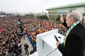 Recep Tayyip Erdoğan Instagram - Tarih boyunca büyük medeniyetlerin merkezlerinden biri olarak insanlığa hizmet etmiş Urfa bölgesinin bizim kalbimizde ayrı bir yeri vardır. 
 
Mesele yatırımlarla şehrimize eser kazandırmaksa, insanımıza hizmet etmekse bu hususlarda üzerimize kimseyi tanımıyoruz. 
 
Demokrasi ve kalkınma atılımlarımızın en güzel örneklerini Şanlıurfa’mızda hayata geçirmeye özel önem verdik. 
 
Ülkemize kazandırdığımız eser ve hizmetlerden Şanlıurfa’nın hak ettiği payı almasını sağlayacak yatırımların bizzat takipçisi olduk. 
 
Devlet yönetimi tecrübesiyle öne çıkan arkadaşlarımızı şehrimizde görevlendirerek çalışmaların eksiksiz ve süratli yürütülmesini temin ettik. 
 
Tabii Şanlıurfa gibi hem tarihî ve kültürel birikimi zengin hem insan kaynağı çeşitli hem gelişim potansiyeli yüksek bir şehri hayalleriyle buluşturmak öyle kolay olmuyor. 
 
Hep birlikte çok çalışmamız gerekiyor. 
 
Daha önemlisi birliğimizi, beraberliğimizi, kardeşliğimizi sıkı tutmamız, aramıza kimseyi sokmamamız, basiret ve feraseti elden bırakmamamız gerekiyor. 
 
Rabbimin inayetiyle, 31 Mart seçimlerinde Şanlıurfa başta olmak üzere şehirlerimizin tamamında alacağımız neticeyle milletimize layık olduğu eser ve hizmetleri vermeyi sürdüreceğiz.