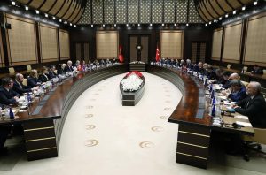 Recep Tayyip Erdoğan Instagram - Arnavutluk Başbakanı, değerli dostum Edi Rama ve heyetini Yüksek Düzeyli İşbirliği Konseyimizin ilk toplantısı vesilesiyle Ankara’da misafir etmekten büyük memnuniyet duydum.

Çok yönlü iş birliğimiz, stratejik ortaklık temelinde gelişmeye devam ediyor. 🇹🇷🇦🇱

Bugün icra ettiğimiz konseyimizin ilk toplantısıyla münasebetlerimizi daha ileri seviyelere taşıma kararlılığımızı bir kez daha teyit ettik.

İmzalanan anlaşmalarla iş birliğimizin ahdi zeminini daha da güçlendirdik. 

Ticaret hacmimizi 1 milyar dolar seviyesine çıkardık, yeni hedefimizi 2 milyar dolar olarak belirledik.

TİKA vasıtasıyla Arnavutluk’un kalkınmasına yönelik projelere desteğimiz sürecek.

Sayın Başbakan’ın FETÖ’yle mücadele konusundaki hassasiyetini biliyor, takdirle karşılıyoruz.

Balkanlar’ın barış ve istikrarının korunmasına katkı sağlayan iki NATO müttefiki olarak diyaloğumuzu yoğunlaştırarak devam ettireceğiz.

Savunma sanayisi ve askerî alandaki yakın iş birliğimizi de derinleştirmek arzusundayız.

Görüşmelerimizde Gazze başta olmak üzere işgal edilmiş Filistin topraklarındaki İsrail zulmünü de ele aldık.

Arnavutluk da Aralık ayında Birleşmiş Milletler Genel Kurulunda yapılan oylamadaki tutumuyla tarihin doğru tarafında yer almıştır.

Dostum Rama’yla önümüzdeki süreçte yapılacak girişimler kapsamında da temasımızı sürdüreceğiz.  

Konsey toplantımızda aldığımız kararlar ve imzaladığımız anlaşmalar ülkelerimiz için hayırlara vesile olsun.

Türkiye-Arnavutluk ilişkilerinin bugünkü mükemmel seviyesine ulaşmasına yaptığı eşsiz katkılar dolayısıyla Sayın Başbakan’a ülkem ve milletim adına teşekkür ediyorum.

Rabbim birlik ve beraberliğimizi daim eylesin.