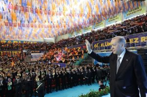 Recep Tayyip Erdoğan Instagram - Tarih boyunca büyük medeniyetlerin merkezlerinden biri olarak insanlığa hizmet etmiş Urfa bölgesinin bizim kalbimizde ayrı bir yeri vardır. 
 
Mesele yatırımlarla şehrimize eser kazandırmaksa, insanımıza hizmet etmekse bu hususlarda üzerimize kimseyi tanımıyoruz. 
 
Demokrasi ve kalkınma atılımlarımızın en güzel örneklerini Şanlıurfa’mızda hayata geçirmeye özel önem verdik. 
 
Ülkemize kazandırdığımız eser ve hizmetlerden Şanlıurfa’nın hak ettiği payı almasını sağlayacak yatırımların bizzat takipçisi olduk. 
 
Devlet yönetimi tecrübesiyle öne çıkan arkadaşlarımızı şehrimizde görevlendirerek çalışmaların eksiksiz ve süratli yürütülmesini temin ettik. 
 
Tabii Şanlıurfa gibi hem tarihî ve kültürel birikimi zengin hem insan kaynağı çeşitli hem gelişim potansiyeli yüksek bir şehri hayalleriyle buluşturmak öyle kolay olmuyor. 
 
Hep birlikte çok çalışmamız gerekiyor. 
 
Daha önemlisi birliğimizi, beraberliğimizi, kardeşliğimizi sıkı tutmamız, aramıza kimseyi sokmamamız, basiret ve feraseti elden bırakmamamız gerekiyor. 
 
Rabbimin inayetiyle, 31 Mart seçimlerinde Şanlıurfa başta olmak üzere şehirlerimizin tamamında alacağımız neticeyle milletimize layık olduğu eser ve hizmetleri vermeyi sürdüreceğiz.