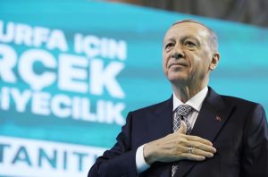 Recep Tayyip Erdoğan Instagram - Tarih boyunca büyük medeniyetlerin merkezlerinden biri olarak insanlığa hizmet etmiş Urfa bölgesinin bizim kalbimizde ayrı bir yeri vardır. 
 
Mesele yatırımlarla şehrimize eser kazandırmaksa, insanımıza hizmet etmekse bu hususlarda üzerimize kimseyi tanımıyoruz. 
 
Demokrasi ve kalkınma atılımlarımızın en güzel örneklerini Şanlıurfa’mızda hayata geçirmeye özel önem verdik. 
 
Ülkemize kazandırdığımız eser ve hizmetlerden Şanlıurfa’nın hak ettiği payı almasını sağlayacak yatırımların bizzat takipçisi olduk. 
 
Devlet yönetimi tecrübesiyle öne çıkan arkadaşlarımızı şehrimizde görevlendirerek çalışmaların eksiksiz ve süratli yürütülmesini temin ettik. 
 
Tabii Şanlıurfa gibi hem tarihî ve kültürel birikimi zengin hem insan kaynağı çeşitli hem gelişim potansiyeli yüksek bir şehri hayalleriyle buluşturmak öyle kolay olmuyor. 
 
Hep birlikte çok çalışmamız gerekiyor. 
 
Daha önemlisi birliğimizi, beraberliğimizi, kardeşliğimizi sıkı tutmamız, aramıza kimseyi sokmamamız, basiret ve feraseti elden bırakmamamız gerekiyor. 
 
Rabbimin inayetiyle, 31 Mart seçimlerinde Şanlıurfa başta olmak üzere şehirlerimizin tamamında alacağımız neticeyle milletimize layık olduğu eser ve hizmetleri vermeyi sürdüreceğiz.