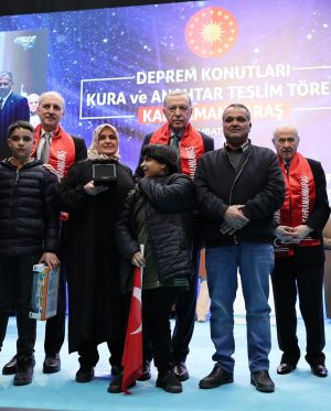 Recep Tayyip Erdoğan Instagram - Tam bir yıl önce bugün evlerimizi başlarımıza yıkan, yüreklerimizi dağlayan, yol açtığı acıları içimizde kor bir ateş misali ömür boyu taşıyacağımız büyük bir felaket yaşadık.

Türkiye, 6 Şubat gününe tarihinin en büyük felaketiyle uyandı.

İlki saat 04.17’de Pazarcık merkezli 7,7 büyüklüğünde, ardından aynı gün 13.24’te Elbistan merkezli 7,6 büyüklüğünde iki deprem ve şiddeti onlara yakın binlerce artçı sarsıntıyla âdeta dünyamız başımıza yıkıldı.

Bu depremler gerek büyüklüğü gerek yüzeye yakınlığı gerekse deprem bölgesinin nüfus yoğunluğu bakımından insanlık tarihinin en sarsıcı felaketlerinden biri olarak kayıtlara geçmiştir.

Deprem bölgesinde yıkılan binaların %90’dan fazlasının 1999 öncesi inşaat standartlarında yapılmış olması felaketin boyutunu daha da artırmıştır.

6 Şubat depremlerinde kaybettiğimiz 53 bin 537 kardeşimize Allah’tan rahmet diliyor; kendilerini tekbirlerle, Fatihalarla, salavatlarla bir kez daha yâd ediyoruz.

Depremde kaybettiğimiz kardeşlerimizin aziz hatıralarını kalplerimizde inşallah hep yaşatacağız.

Rabbimden, bu gece idrak edeceğimiz Leyle-i Miraç hürmetine şehitlerimize af ve mağfiret temenni ediyorum.

Bu felakette yaralanan 107 binin üzerindeki insanımız başta olmak üzere depreme maruz kalan vatandaşlarımızın tamamına bir kez daha geçmiş olsun dileklerimi sunuyorum.