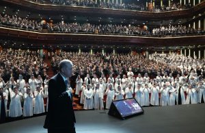 Recep Tayyip Erdoğan Instagram - Diyanet Akademisi Başkanlığı 1’inci Dönem Aday Din Görevlileri Mezuniyet Merasimi’ni Cumhurbaşkanlığı Külliyemizde gerçekleştirdik.

8 aylık eğitim süreçlerini başarıyla tamamlayan 4 bin 537 aday din görevlimizi tebrik ediyor, görevlerinde Rabbimden başarılar niyaz ediyorum.

İlk olarak 2012 yılında hukuki altyapısını oluşturmaya başladığımız Diyanet Akademisini, 10 yılı bulan titiz ve yoğun çalışmaların ardından 2022 yılında hayata geçirdik.

Akademinin kurulmasıyla birlikte Diyanet camiamız meslek öncesi eğitim ve mesleki eğitim noktasında son derece mücehhez bir yapıya kavuştu.

Diyanet İşleri Başkanlığımızın merkez ve taşra teşkilatlarında yapılan her tür ve düzeydeki eğitimleri tek çatı altında topladık.

Böylece verilen din hizmetlerinin niteliğini daha da arttıracak, Diyanet mensuplarımızın mesleki donanımını tahkim edecek, sadece kendi insanımıza değil yurt dışında yaşayan vatandaşlarımıza ve kardeş halklara da çok daha iyi hizmet götürülmesini sağlayacak, hasılı Diyanetimizin kurumsal, beşerî ve ilmî kapasitesini her alanda ileriye taşıyacak kritik bir kurumu Başkanlığımızın hizmetine sunmuş olduk.

Aday din görevlilerimizi en güzel şekilde yetiştiren saygıdeğer hocalarımıza teşekkürlerimi iletiyorum.

Yurt içinde ve yurt dışında özveriyle görev yapan bütün Diyanet mensuplarımıza, din görevlilerimize vazifelerinde kolaylıklar diliyorum.