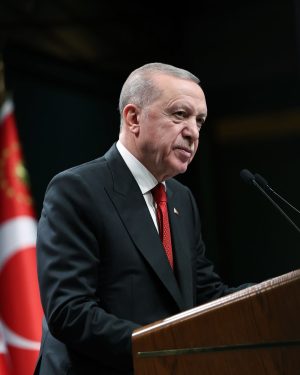 Recep Tayyip Erdoğan Instagram - Geçen yıl asrın felaketi 6 Şubat depremleri ve seçime rağmen ekonomimiz %4,5 gibi dünyada eşine az rastlanır bir oranla büyümeyi sürdürdü.

Dünya ortalamasının 1,5 katına tekabül eden bu büyüme, yaşadığımız olumsuzluklara rağmen ekonomimizin direncini, dinamizmini ispatlıyor.
 
Millî gelirimizin 1,1 trilyon doların, kişi başına millî gelirimizin 13 bin doların üzerine çıkması fevkalade sevindirici gelişmelerdir.
 
Satın alma paritesine göre dünyanın en büyük 11’inci ekonomisi haline gelen Türkiye, kısa vadeli kazanımlar yerine uzun vadeli kalıcı refah artışlarına odaklanarak yoluna devam edecektir. 

Ülkemizin risk priminin düşmesi… 
 
Borçlanma maliyetlerimizin azalması… 
 
Yatırımcıların ilgisinin artması… 
 
Derecelendirme kuruluşlarının notlarının olumluya dönmesi… 
 
Yaklaşık 132 milyar dolarlık döviz rezervine sahip olmamız… 
 
Ekonomi programımızın doğru yolda ilerlediğini gösteriyor. 
 
Her alanda milletimizin refah seviyesini katlayarak yükseltmiş bir hükûmet olarak çalışanlarımızın ve emeklilerimizin bugünkü sıkıntılarına gözlerimizi kapamamız mümkün değildir. 
 
Enflasyonu yenerek, büyümeyi sürdürerek, millî gelirimizi artırarak, devletimizi güçlendirerek her meselemizi çözdüğümüz gibi çalışanlarımızın ve emeklilerimizin gelirlerini de artıracağız.
 
Başta Türkiye Yüzyılı’nın emektarları olmak üzere hiçbir insanımızı darda bırakmayacak, göz göre göre sıkıntı çekmesine müsaade etmeyeceğiz.
 
Milletimizden bize güvenmeyi, inanmayı sürdürmesini, destek ve dualarını bizden esirgememesini özellikle istirham ediyorum.