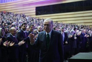 Recep Tayyip Erdoğan Instagram - Hedefimiz, AK Parti ve Cumhur İttifakı’nda olan belediyeleri tekrar ezici oranlarla kazanma yanında muhalefetin elindeki şehirlerimizi Gerçek Belediyecilik’le tanıştırmaktır.

Bunun için milletimizin Her Adımında, Her Anında, Hep Yanında olacak, tüm gönlü ve zihniyle kendini şehirlerine adayacak belediye başkanlarıyla seçimlere hazırlanıyoruz.

Bundan tam 30 yıl önce, 1994’te İstanbul’da başladığımız belediyeler vasıtasıyla halkımıza hizmet yolculuğumuzu Türkiye Yüzyılı’na adım attığımız 2024’te zirveye çıkarmak istiyoruz.

Belediyelerdeki başarılarıyla iktidara yürümüş bir parti olarak rüştümüzü ilk ispat ettiğimiz yeri güçlü tutmak mecburiyetindeyiz.

Büyükşehriyle, iliyle, ilçesiyle, beldesiyle ülkemizin her belediyesini eser ve hizmet siyasetimizle Türkiye Yüzyılı’na yakışır seviyelere getirmenin peşindeyiz.

Sandıkta bize verilen her oyun vebalini yaptığımız görevlerin her anında üzerimizde hissederek aşkla, azimle, kararlılıkla çalışacak, üretecek, farkımızı ortaya koyacağız.

Biz asla şehirlerine ve oralarda yaşayan insanlara hiçbir şey vermedikleri halde çeşitli kavramların, değerlerin, sembollerin, ideolojik körlüklerin arkasına saklanarak koltuklarını koruma derdine düşenlerden olmadık, olmayacağız.

Biz er meydanında sözü kavi olan, halka hizmet atlasında izi olan, doğru yaya ok olan bir kadro olarak 31 Mart’ta bir kez daha şehirlerimize eser vermeye, milletimize hizmet etmeye talibiz.

Bugün açıkladığımız 48 büyükşehir ve il belediye başkan adayımızı şimdiden tebrik ediyor, kendilerine seçim çalışmalarında ve daha sonrasında şehirlerimize verecekleri hizmetlerde başarılar diliyorum.