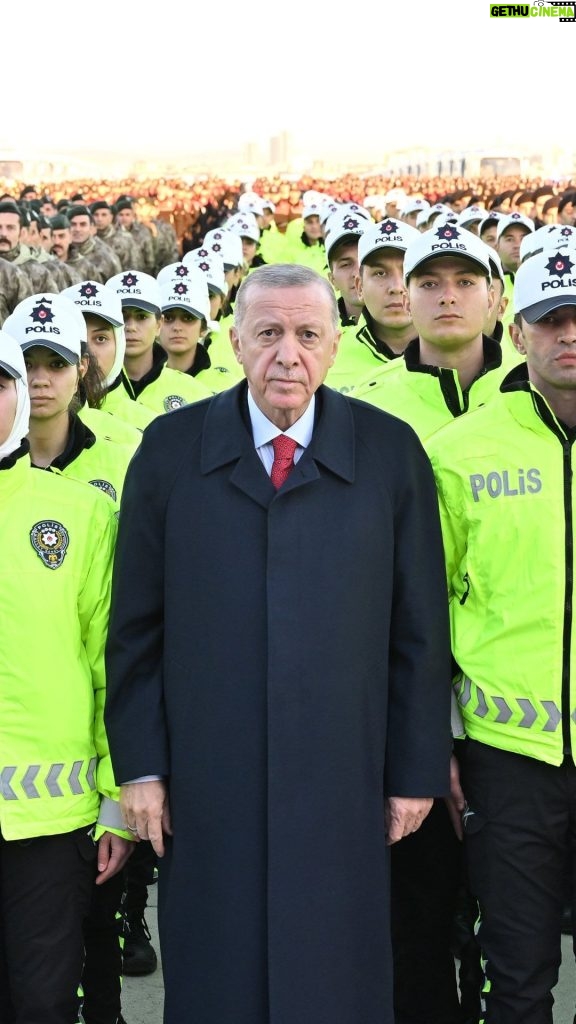 Recep Tayyip Erdoğan Instagram - İçişleri Bakanlığımızın İstanbul Emniyet Müdürlüğümüz hizmetleri için göreve başlattığı 6.992 polisimiz ile 1.573 aracın teşkilatımıza ve şehrimize hayırlı olmasını diliyorum. Mevla kahraman güvenlik güçlerimizi her türlü kazadan, beladan, musibetten muhafaza eylesin. 🇹🇷