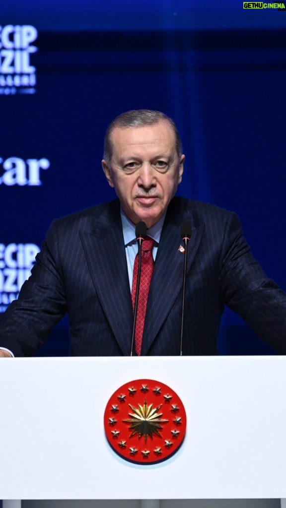 Recep Tayyip Erdoğan Instagram - Biz futbol başta olmak üzere Türk sporunun tartışmalarla değil başarılarla gündeme gelmesini arzu ediyoruz.