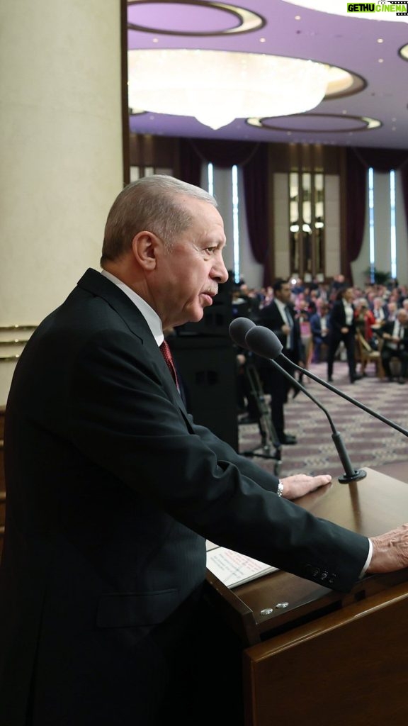 Recep Tayyip Erdoğan Instagram - Milletimizin her bir ferdinin refah seviyesini hak ettiği düzeye, yani dünyanın en gelişmiş 10 ekonomisinin vatandaşları seviyesine çıkartana kadar durmadan, dinlenmeden çalışacağız. T.C. Cumhurbaşkanlığı