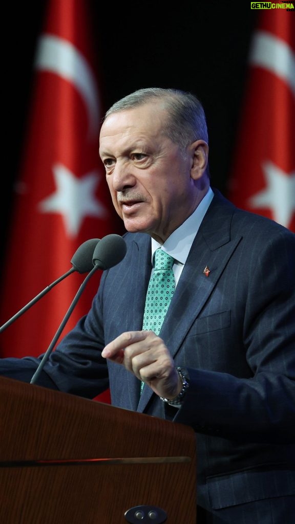 Recep Tayyip Erdoğan Instagram - Biz hiçbir zaman kısa vadeli hedefler peşinde koşmadık, koşmuyoruz. Günü kurtarmanın değil istikbali şekillendirmenin derdindeyiz. Bilim insanlarımıza katkı sunmayı, imkânlarımızı onların başarısı için seferber etmeyi sürdüreceğiz.