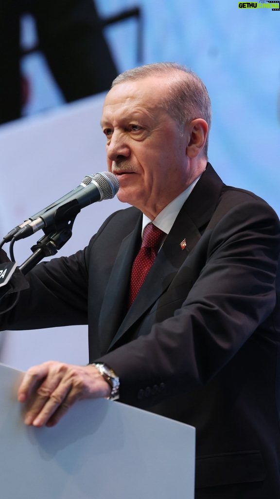 Recep Tayyip Erdoğan Instagram - Milletçe yüreğimiz yanıyor, siyasi partiler görüş ayrılıklarını bir tarafa bırakıp ortaklaşıyor ama “Atatürk’ün partisiyiz” diyen CHP utanmadan, sıkılmadan bölücü örgüt uzantılarının yanında konumlanıyor.