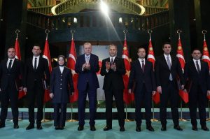 Recep Tayyip Erdoğan Instagram - 10 Ocak İdareciler Günü’nde 81 ilimizin valileriyle Cumhurbaşkanlığı Külliyemizde bir araya geldik.

Devletimiz adına vazife yaptıkları şehirlerimize verdikleri hizmetler için her bir valimize teşekkür ediyorum.

Türkiye, binlerce yıllık devlet geleneği içinden süzülüp gelen pek çok kurumunu ve teamülünü bugün de yaşatabilen bir ülkedir.

Mülki idare teşkilatımız bu geleneğin hem sahibi hem uygulayıcısı olarak devlet ve millet hayatımızda önemli bir konuma sahiptir.

Hep söylediğim gibi, valilik ve kaymakamlık başta olmak üzere yöneticilik görevleri mesai saatleriyle sınırlanamaz.

Şehrin yöneticisinin günün 24 saati, yılın 365 günü kapısı da telefonu da gözü de feraseti de hep açık olacaktır.

Hiç şüphesiz ülkemizin topyekûn kalkınması, büyümesi, güçlenmesi hedefinin adı olan Türkiye Yüzyılı vizyonumuzun şehirlerimizdeki birinci derece muhatabı valilerimizdir. 

Ülkemize geçtiğimiz 21 yılda kazandırdığımız kalkınma ve demokrasi atılımları ile eser ve hizmetler, Türkiye Yüzyılı’nın temelidir.

Asırlık ihmallerin telafisiyle inşa edilen bu güçlü temel üzerinde yükselteceğimiz Türkiye Yüzyılı’nı bizden sonraki nesillere bırakacağımız en büyük miras olarak görüyoruz.

Bu bakımdan Valiler Buluşmamızın gündeminin Türkiye Yüzyılı odaklı oluşturulmasından memnuniyet duyuyorum.

Bu vesileyle tüm idarecilerimizin 10 Ocak İdareciler Günü’nü tebrik ediyorum. 

İnşallah 2024 yılını da hep birlikte gök kubbede bırakacağımız hoş sedaları, insanımızın gönlünden kopup gelen “Allah razı olsun” duasını hiçbir dünyevi karşılığa değişmeyen bir anlayışla değerlendireceğiz.