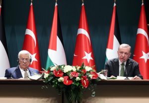 Recep Tayyip Erdoğan Instagram - Filistin Devlet Başkanı, aziz kardeşim Mahmud Abbas ve heyetini ülkemizde misafir etmekten büyük memnuniyet duydum. Filistin davasını elimizden gelen en güçlü şekilde savunmaya, Filistinlilerin güvenliğini, refahını artırmaya yönelik her gayreti desteklemeye devam edeceğiz. 🇹🇷🇵🇸 Filistinli kardeşlerimiz tarihlerinin en zor dönemlerinden birini yaşıyor. Tam 151 gündür son asrın en büyük barbarlıklarından birine şahit oluyoruz. Batılı güçlerin de sınırsız desteğiyle Netanyahu ve gözü dönmüş yönetimi, Filistin halkına yönelik apaçık bir soykırım uygulamaktadır. İsrail’in şımarıklığının ve hukuk tanımaz tavrının en büyük sebebi, Batılı güçlerin Holokost’taki günahlarından dolayı İsrail’e verdikleri destektir. Elbette bunda İslam dünyasının vahdet olamamasının da büyük payı vardır. Kalıcı barışın tek yolu 1967 sınırlarında, başkenti Doğu Kudüs olan, bağımsız, egemen ve coğrafi bütünlüğü haiz Filistin devletinin tesisidir. Uluslararası toplumun bunun yerine süregelen işgalin sonuçlarını yönetmeye çalışması beyhudedir, anlamsız ve faydasız bir yaklaşımdır. Yaklaşmakta olan Ramazan ayı bağlamında provokasyonların önlenmesi gereğine ilişkin mesajlarımızı ilgili yerlere iletiyoruz. Radikal İsrailli siyasetçilerin Müslümanların Harem-i Şerif’e girişinin kısıtlanması yönündeki talepleri tam anlamıyla bir hezeyandır. Böyle bir adım atılmasının sonuçları şüphesiz çok ağır olacaktır. Filistinli kardeşlerimiz arasında birlik ve mutabakat sağlama gayretlerini de yakından takip ediyoruz. Gelinen aşamada İsrail’in zulmüne verilecek en güzel cevaplardan biri, Filistinliler arası birliğin ve beraberliğin sağlanmasıdır. Netanyahu ve cinayet ortakları döktükleri her damla kanın hesabını hukuk ve maşerî vicdan önünde mutlaka verecektir. Türkiye olarak bunun için çalışmaya, tüm kapıları zorlamaya devam edeceğiz. T.C. Cumhurbaşkanlığı