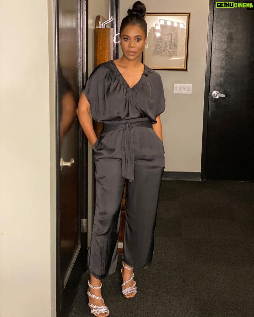 Regina Hall Instagram - Had the best time with @sarahkatesilverman tonight! #Kimmel #ABC @JimmyKimmelLive Thanks to the team for getting me together! makeup: @lewinadavid hair: @shornelll styling: @edmondalison