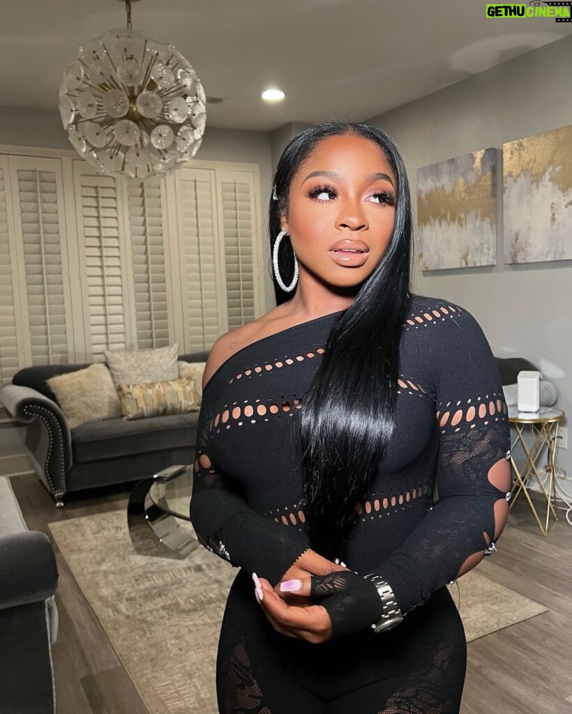 Reginae Carter Instagram - Glow ahead , It’s Your time baby✨ Makeup @ohkeliyah Outfit @hellobarbie