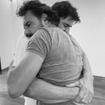 Reynaldo Gianecchini Instagram - Tbt.O primeiro dia que nos reunimos e começamos o processo de pesquisa de nossos personagens tão intensos e dodóis sob o olhar atento do diretor Zé Henrique Fonseca e a preparadora @maluvalleoficial . Já foi mto forte esse dia! BOM DIA VERÔNICA,temp 3 @tainamuller @rodrigosantoro @eumaiteproenca @netflixbrasil