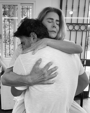 Reynaldo Gianecchini Instagram - Tbt.O primeiro dia que nos reunimos e começamos o processo de pesquisa de nossos personagens tão intensos e dodóis sob o olhar atento do diretor Zé Henrique Fonseca e a preparadora @maluvalleoficial .
Já foi mto forte esse dia!
BOM DIA VERÔNICA,temp 3
@tainamuller 
@rodrigosantoro 
@eumaiteproenca 

@netflixbrasil