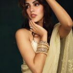 Rhea Chakraborty Instagram - Always feel the best in a saree ✨ #indiannari 💛 Makeup : @miimoglam @lifeofmimo_ Hair : @ashisbogi Photography: @shrutisbagwe Styling : @theanisha Saree: @shilpsutra @ascend.rohank Earrings: @sanzanyjewels Bracelets: @anaqajewels @sanzanyjewels @rubans.in Rings: @vasundharajewelry @rubans.in @oakpinionpr Assisted by : @maitriidesaii Styling interns: @navikshajain @theotherside2323