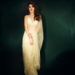 Rhea Chakraborty Instagram - Always feel the best in a saree ✨ #indiannari 💛 Makeup : @miimoglam @lifeofmimo_ Hair : @ashisbogi Photography: @shrutisbagwe Styling : @theanisha Saree: @shilpsutra @ascend.rohank Earrings: @sanzanyjewels Bracelets: @anaqajewels @sanzanyjewels @rubans.in Rings: @vasundharajewelry @rubans.in @oakpinionpr Assisted by : @maitriidesaii Styling interns: @navikshajain @theotherside2323