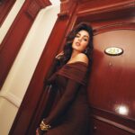Rhea Chakraborty Instagram - BROWN KUDI 🤎 #rhenew @deme_love_ 👗 @kartikkher 📸 @ashisbogi 💇‍♀️