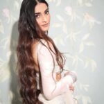 Rhea Kapoor Instagram - An @anamikakhanna.in girl always.. nothing is more elegant than silver and white… Outfit custom @anamikakhanna.in Styling @rheakapoor and @manishamelwani Style team @sananver @junni.khyriem Make up @makeupbyridhi Hair @komalvora_ photographer @dinesh_ahuja