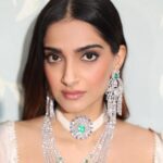Rhea Kapoor Instagram - An @anamikakhanna.in girl always.. nothing is more elegant than silver and white… Outfit custom @anamikakhanna.in Styling @rheakapoor and @manishamelwani Style team @sananver @junni.khyriem Make up @makeupbyridhi Hair @komalvora_ photographer @dinesh_ahuja