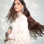 Rhea Kapoor Instagram - An @anamikakhanna.in girl always.. nothing is more elegant than silver and white… Outfit custom @anamikakhanna.in Styling @rheakapoor and @manishamelwani Style team @sananver @junni.khyriem Make up @makeupbyridhi Hair @komalvora_ photographer @dinesh_ahuja