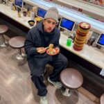Riadh Belaïche Instagram - ああ、助かった La miff j’écris ce message pour vous annoncer une bonne nouvelle …☺️ J’EMMÉNAGE AU JAPON 🇯🇵♥️ Je sais pas encore pour combien de temps mais je pense que ça va me faire du bien de changer d’air un peu et d’avoir une autre vision de vie ⌛️Nouveau challenge, nouvelle expérience j’espère devenir une meilleure personne et m’améliorer avec ce peuple hyper civilisé 🤣🤣🤣 Tokyo Japan