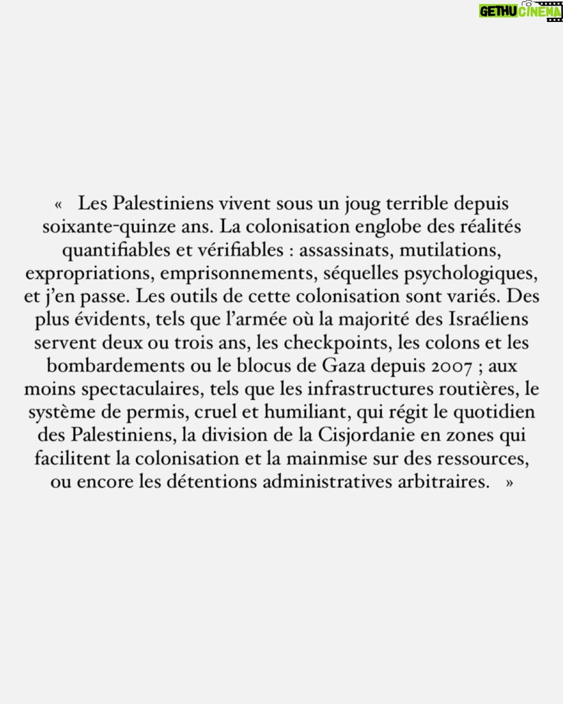 Riadh Belaïche Instagram - LA PAIX ET UNE PALESTINE LIBRE 🇵🇸 Je vous partage les extraits de La Tribune de l’auteur palestinien Karim Kattan en carrousel, que j’ai trouvé très juste. Mon point de vue est ci-dessous ⬇️. Comme vous, je me suis réveillé samedi avec les images horribles de l’attaque du Hamas en Israël. Comme vous, j’ai l’impression d’avoir grandi avec ce conflit et ses images atroces auxquelles je ne m’habituerais jamais qu’il s’agisse de morts d’innocents palestiniens ou israéliens. Aucune souffrance ne doit indifférer. Comme vous je l’espère, j’ai toujours été révolté par la colonisation et ses conséquences sur la vie des palestiniens. Par la politique d’un gouvernement d’extrême-droite qui colonise, humilie et tue des palestiniens. Partout dans le monde, il faut dénoncer la colonisation. Je crois que l’on peut dire cela, sans que quiconque en déduise que l’on valide ou cautionne la mort d’innocents. Il ne faut pas se laisser prendre au piège ou avoir peur de parler, rien n’est compliqué quand on fait preuve d’humanité et d’honnêteté. J’aurais pu me taire mais je considère que c’est mon devoir de m’exprimer, de dire à quel point j’ai été choqué samedi et de rendre visible les drames palestiniens à l’heure où Gaza est bombardé avec une indifférence qui me fait froid dans le dos. #freepalestine