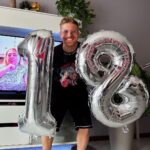 Riccardo Dose Instagram - Uno non può neanche distrarsi un attimo che passano 18 anni. TANTI AUGURI A ME! Finalmente sono maggiorenne e posso essere considerato un adulto.