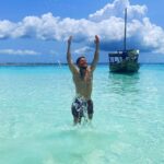 Riccardo Dose Instagram - IO NON HO NEMMENO UNA CASA DI MIA PROPRIETÀ, BILL GATES INVECE È IL PROPRIETARIO DI QUEST’ISOLA. MI SENTO TROPPO POVERO. Mnemba Island